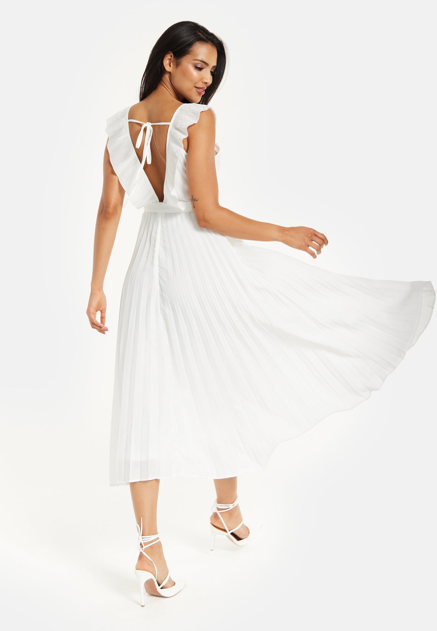 
                  
                    Liquorish Frilled V Neck Sleeveless Pleated Maxi Dress In White
                  
                