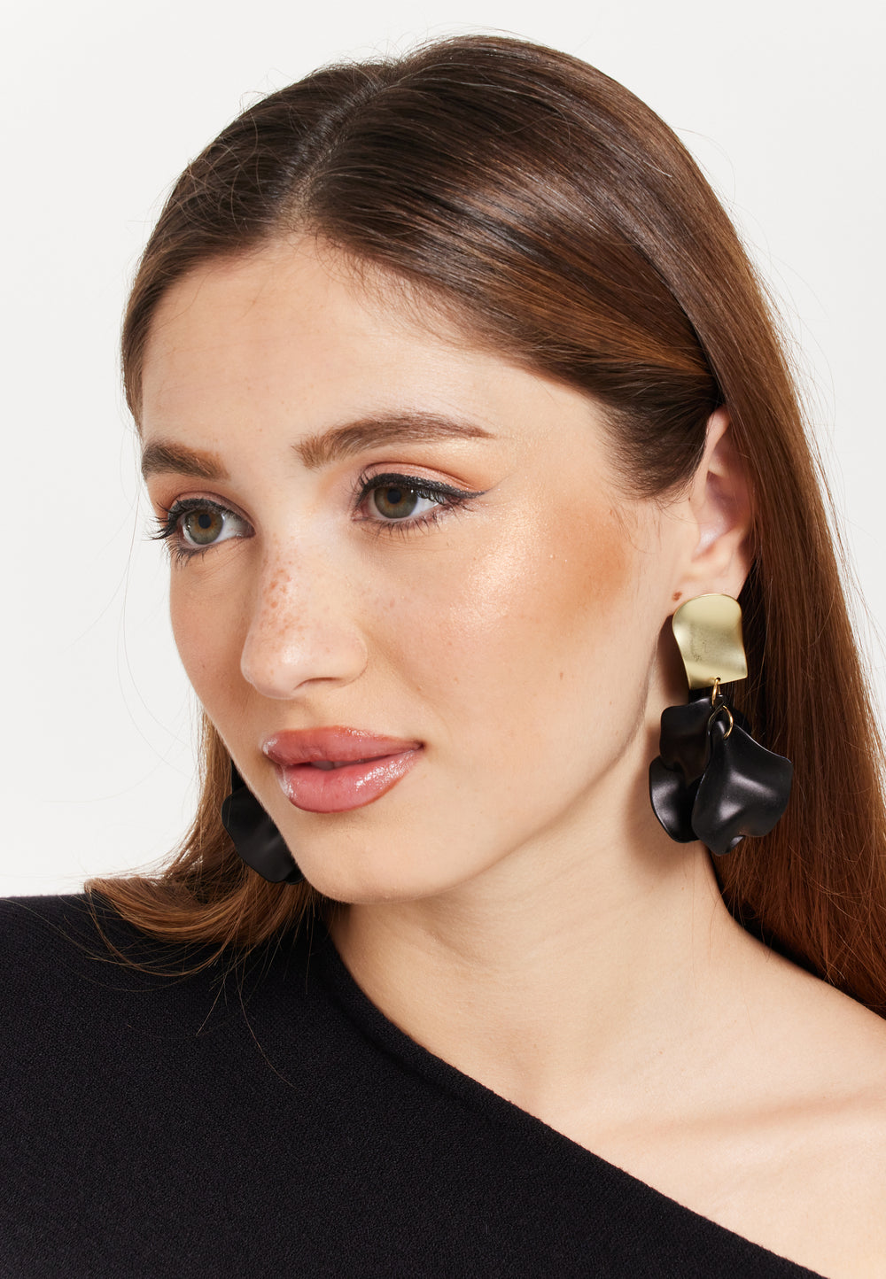 Black in Gold Petal Shinny Earrings