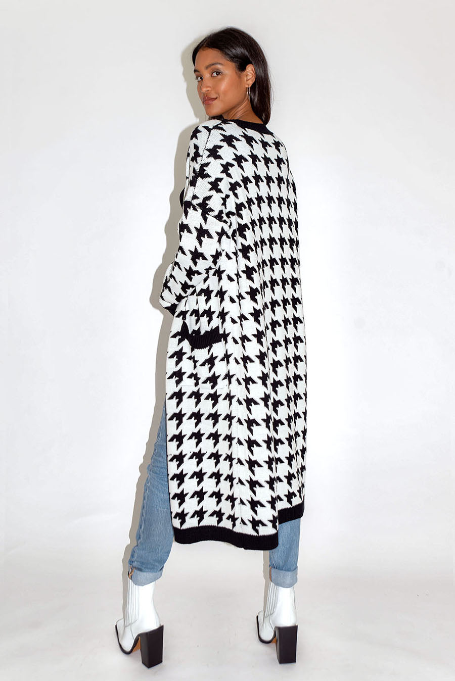 
                  
                    Women's Maxi Long Cardigan with Pockets in Black and White Houndstooth Pattern - Stylish Open Front by Liquorish
                  
                